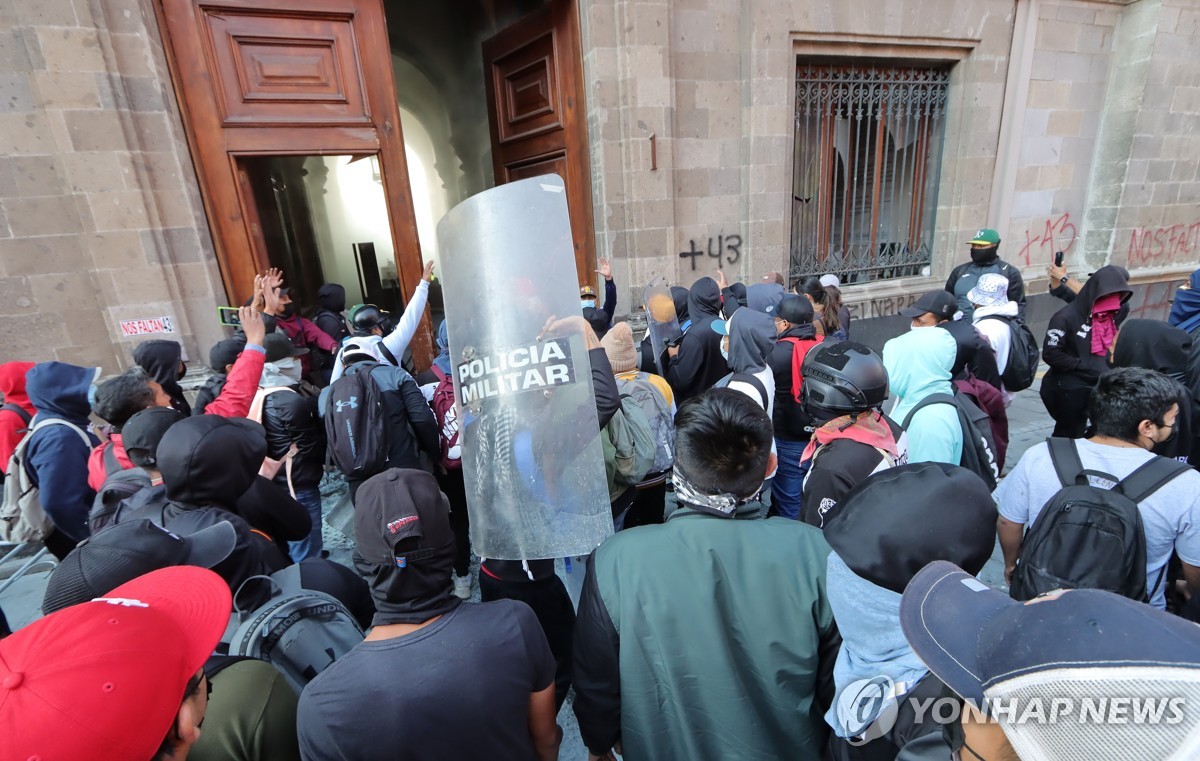 멕시코 '대학생 43명 실종 사건' 항의 시위대, 대통령궁 난입