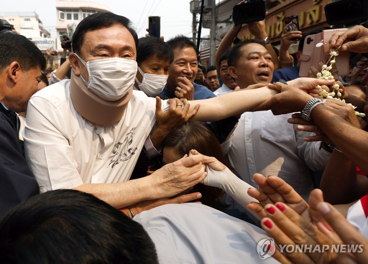 탁신 전 태국 총리, 고향 이어 여당 방문…정치행보 재개하나