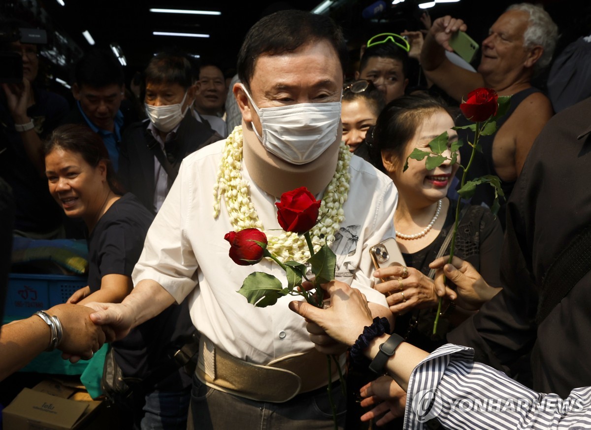 '6개월만에 가석방' 탁신 태국 전 총리 "아픈 척한 것 아냐"