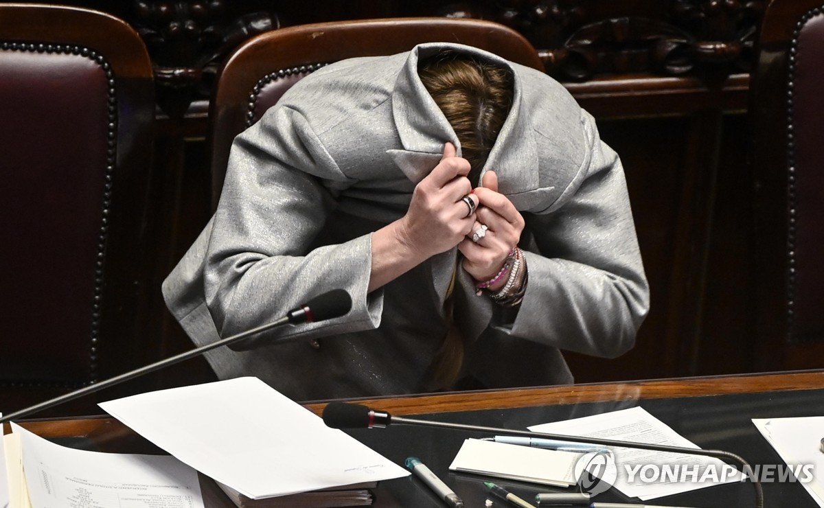 "내 눈빛 겁난다고? 그렇다면…" 옷으로 얼굴 싸맨 伊총리