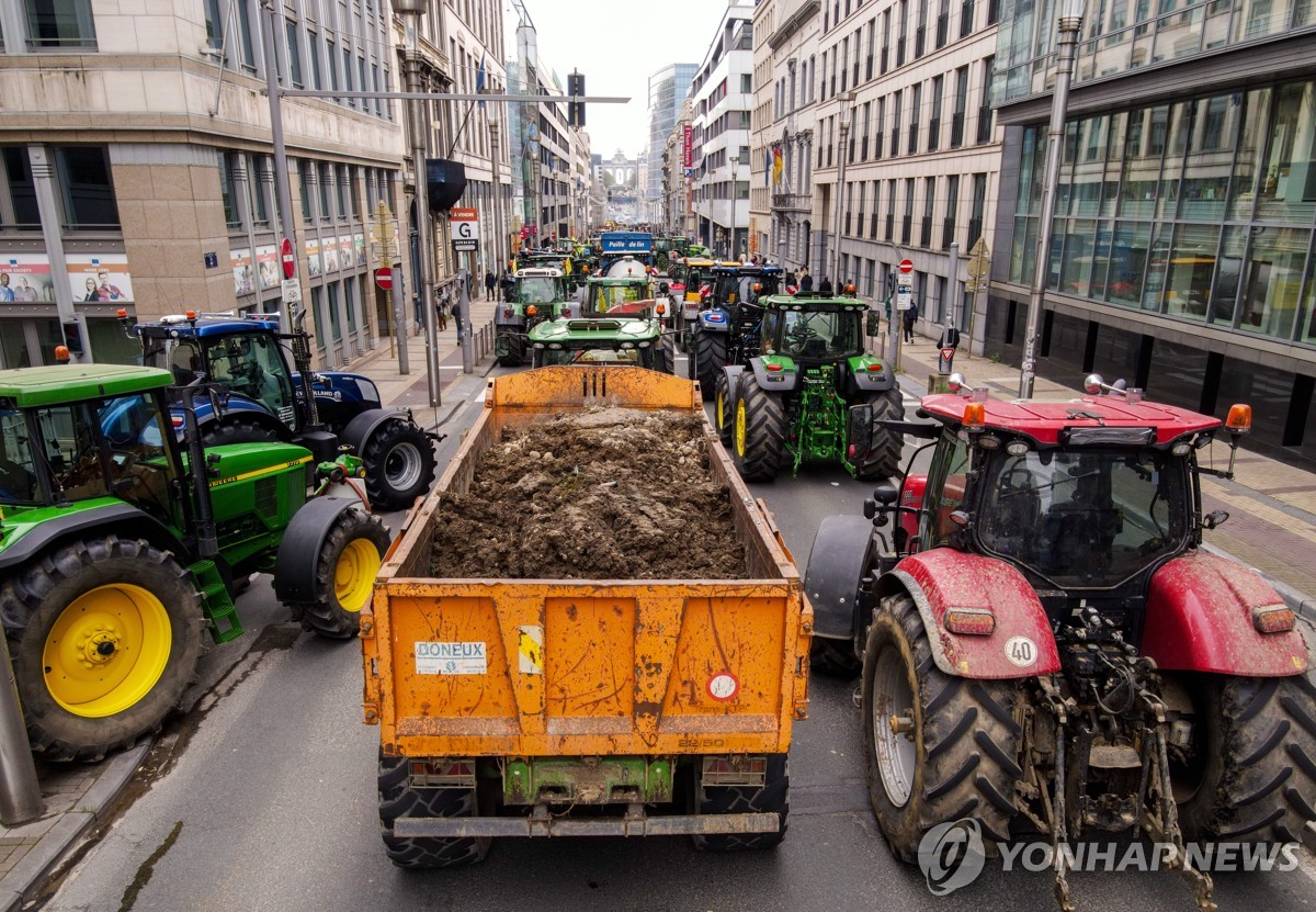 EU, 농업 환경규제 완화 '속전속결' 합의…트랙터 시위 계속