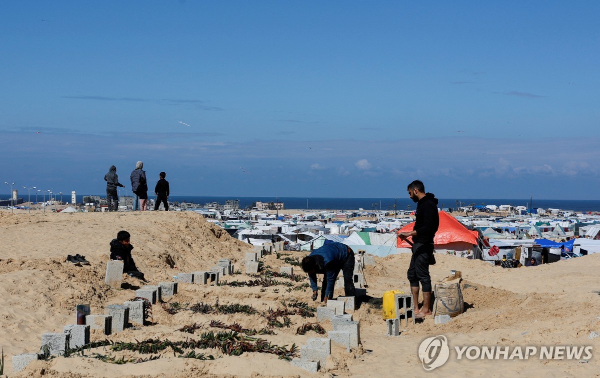 "이제 시신 묻을 곳도 없다"…가자지구 장묘업자의 한탄