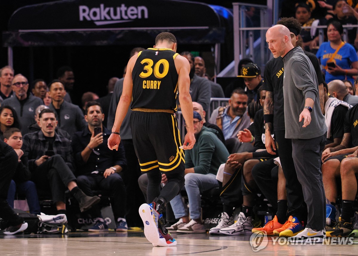 커리 빠진 NBA 골든스테이트, 서부 최하위 팀에 충격패