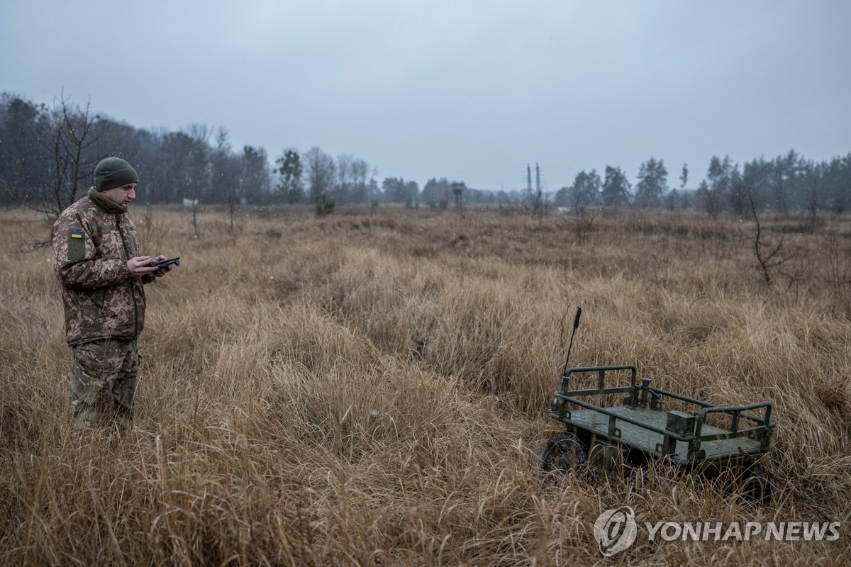 공중·해상 드론으로 재미 본 우크라, 지상 드론에도 눈독