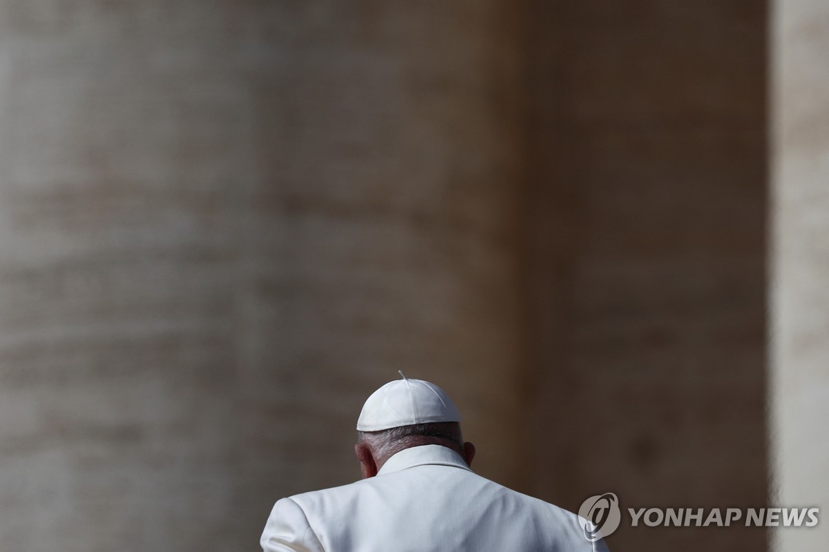 교황 즉위 11주년 짓누른 '백기' 논란·보혁 갈등·건강문제