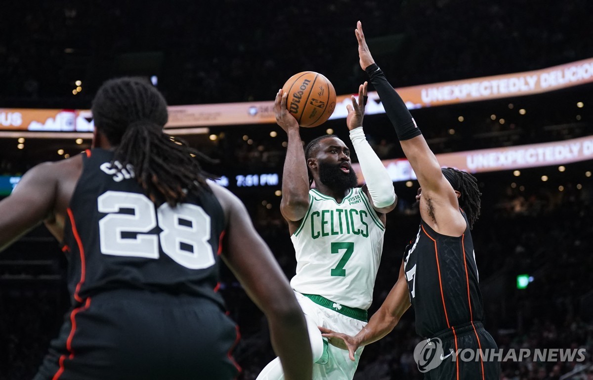 NBA 러셀, 레이커스 선수 한 시즌 최다 3점포 타이 183개