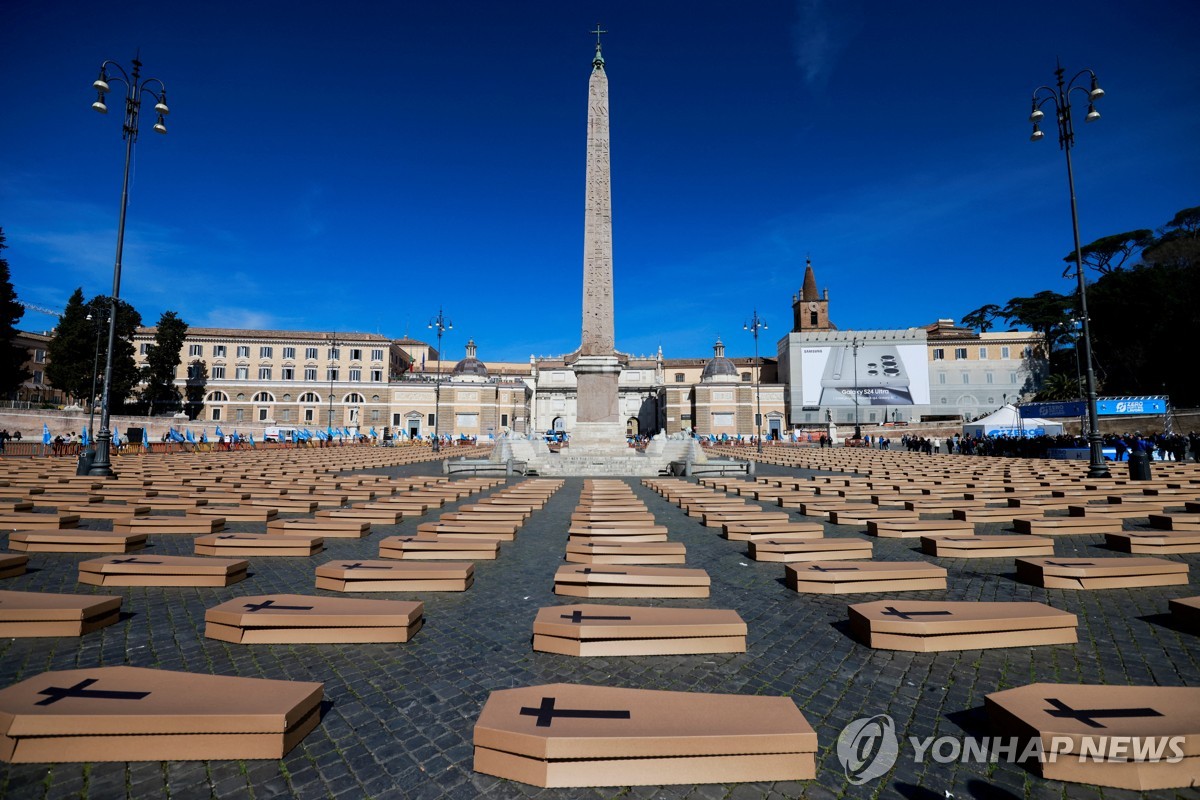 로마 포폴로 광장 뒤덮은 관 1040개…산재 사망 규탄
