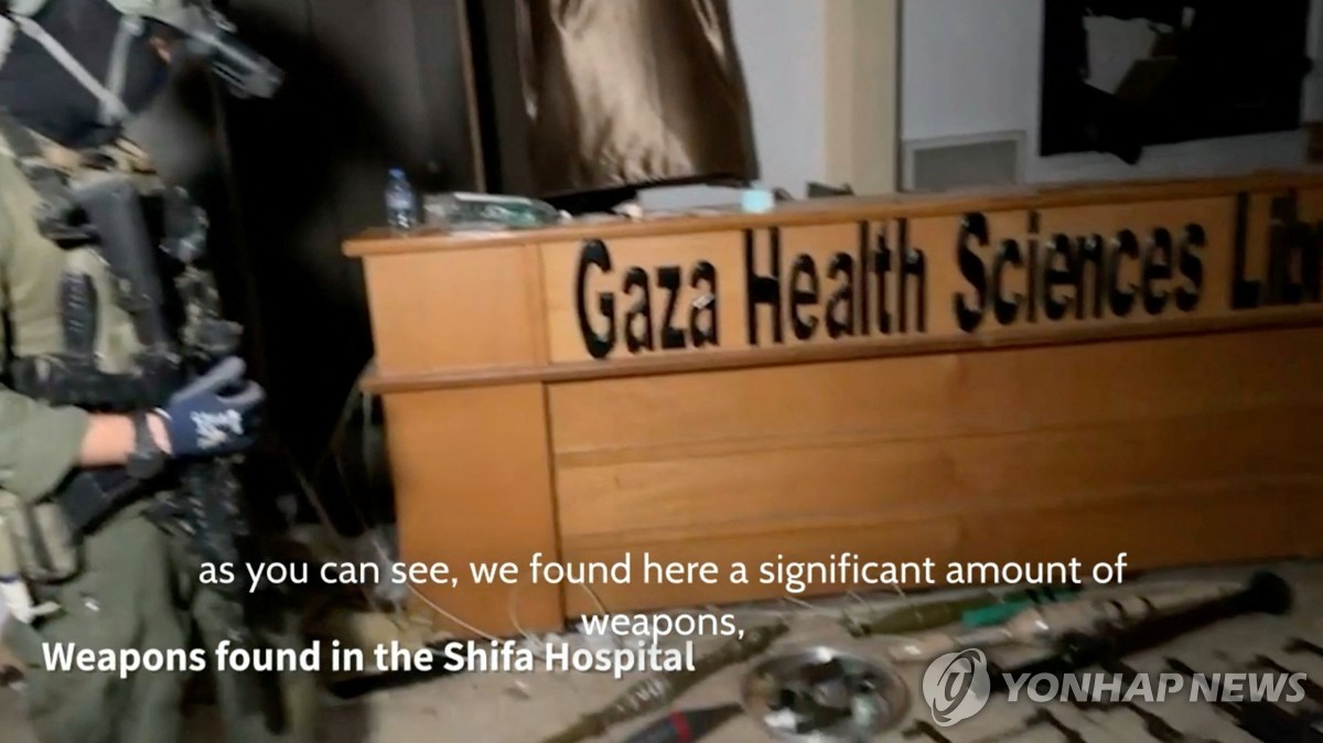 "가자 최대병원 재차 급습 이스라엘…기자·의료진 옷벗겨 구금"