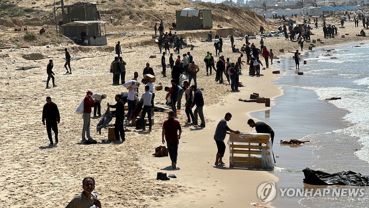 굶주린 가자 주민의 비극…"구호품 건지려다 18명 익사"