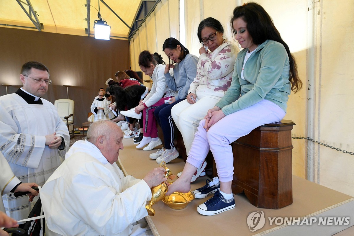 교황, 부활절 맞아 여성 재소자 발 씻겨줘…"건강해 보여"