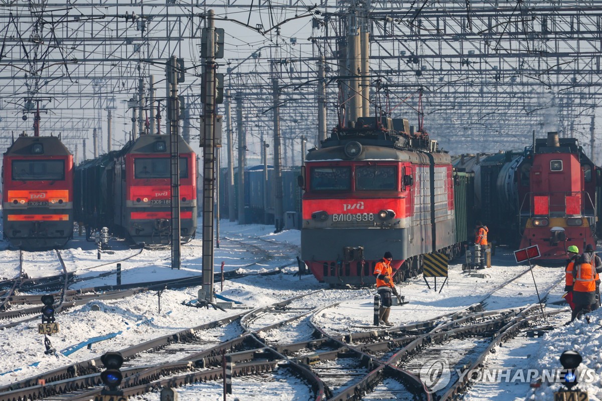 러 철도 교량 폭발…우크라 "군용물자 수송 지점 폭파"(종합)
