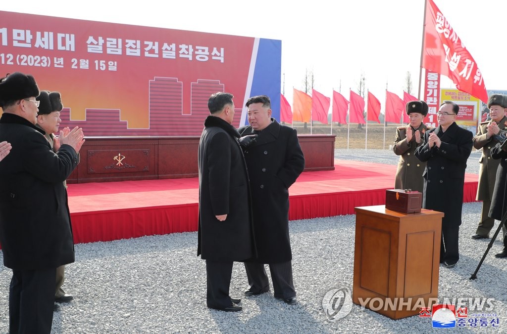 평양 軍비행장 밀고 강동온실농장…김정은, 딸과 준공식 참석