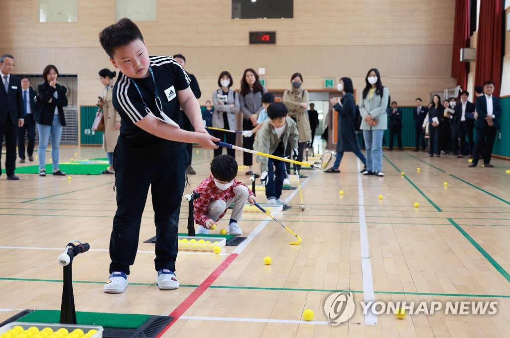 늘봄학교 오늘부터 전국 2700개교서…"인력부족·지역격차 커"