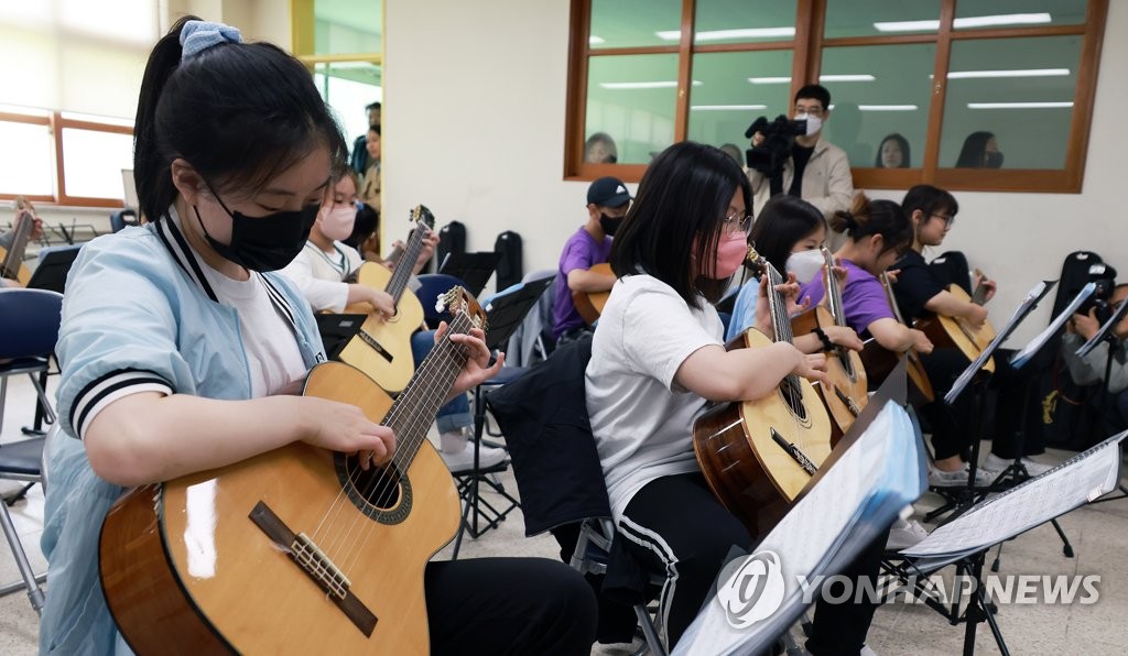 늘봄학교 오늘부터 전국 2700개교서…"인력부족·지역격차 커"