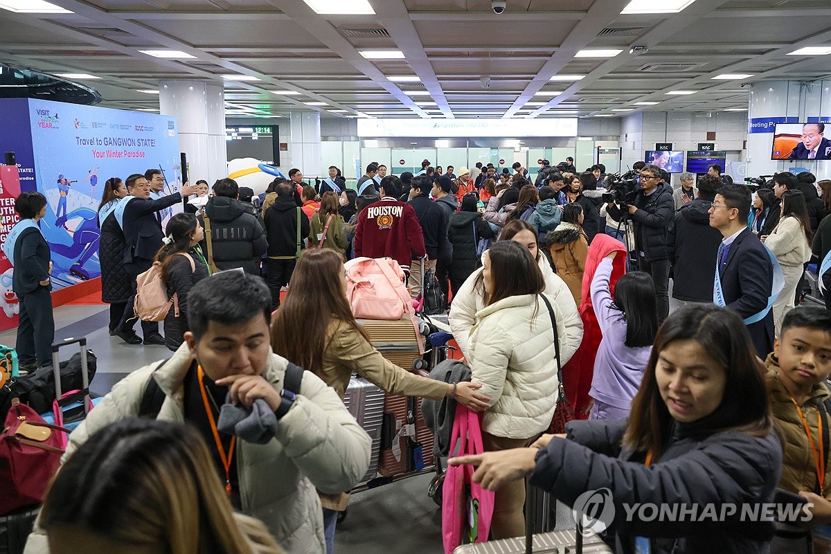 필리핀 관광객 620명 강원도 봄나들이…양양공항 입국