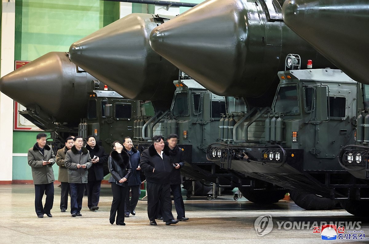 김정은 "전략무기 개발과제 완결 대만족"…대남·대미위협 점증