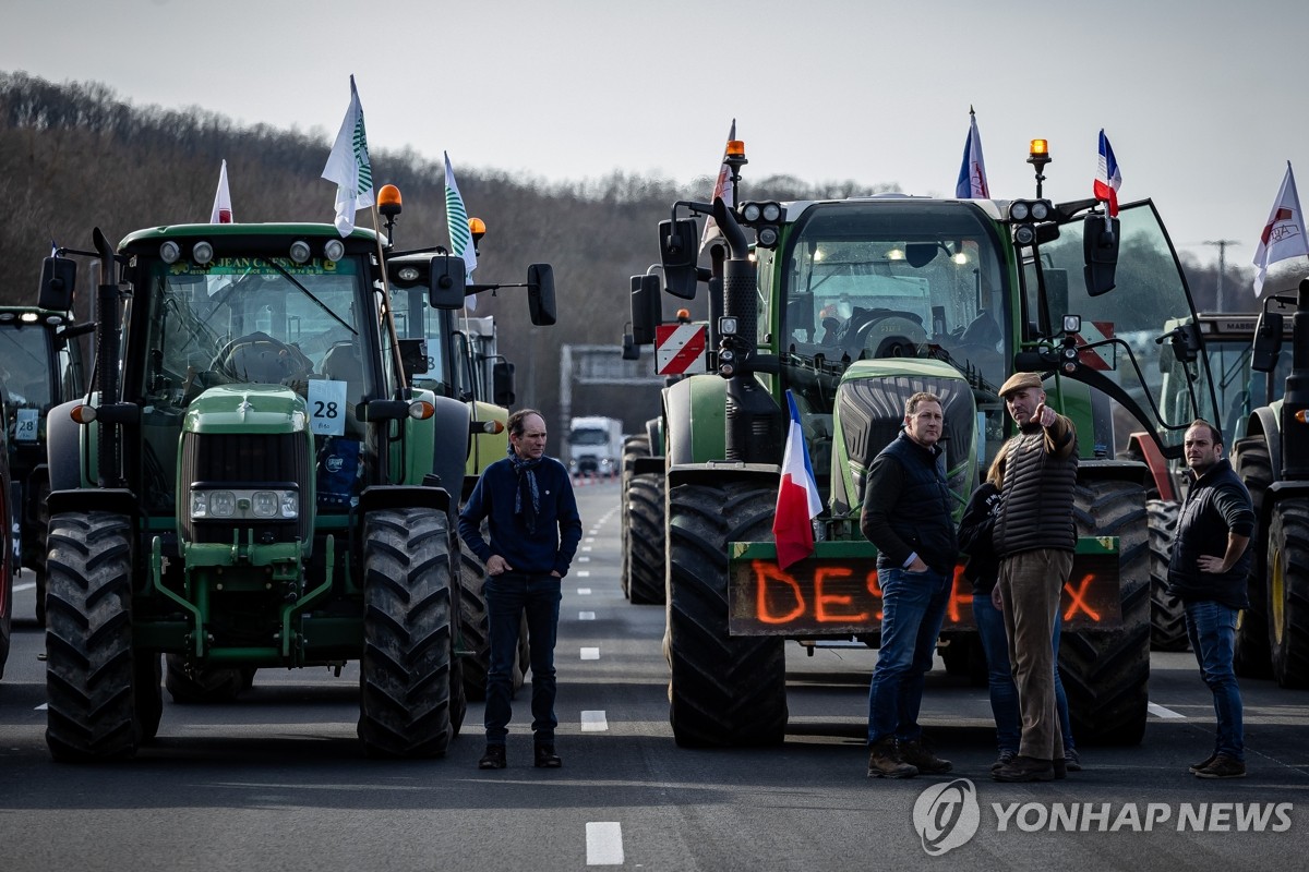 EU, 트랙터 시위에 환경규제 완화…러 곡물 수입제한도 검토