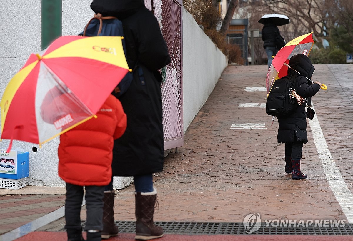 늘봄학교 오늘부터 전국 2700개교서…"인력부족·지역격차 커"