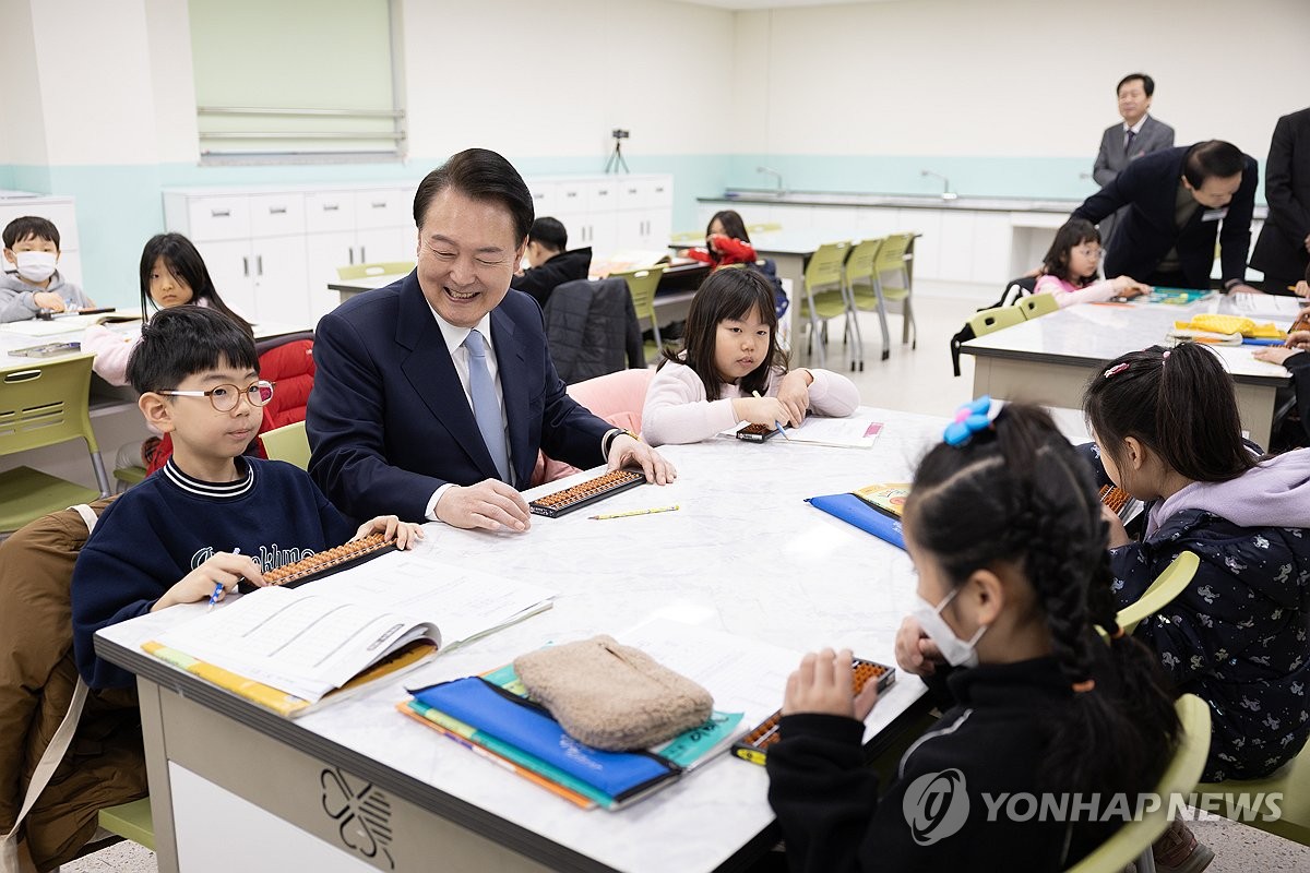 늘봄학교 찾은 尹 "가장 중요한 국가정책, 예산 최대한 투입"(종합)