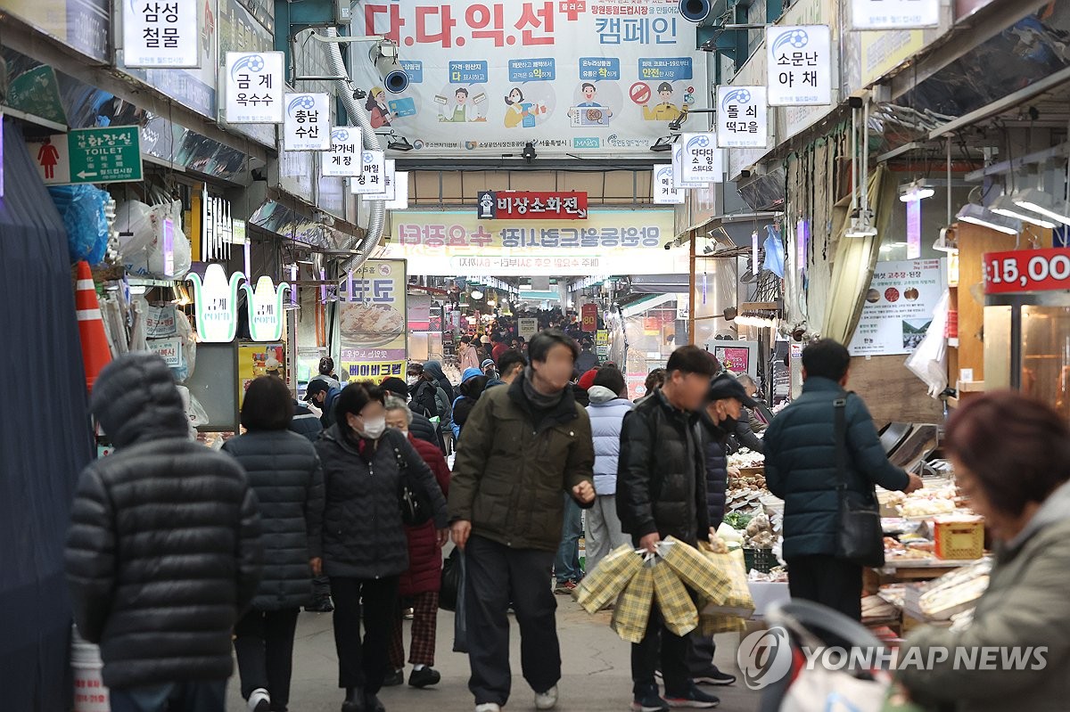 봄 앞두고 소상공인 경기전망 개선…설 지나 전통시장은 악화