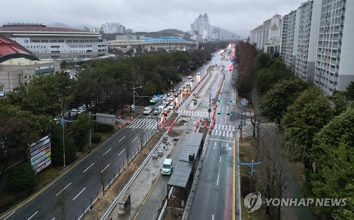 창원 S-BRT 공사현장 곳곳 포트홀…시, 잇따른 민원에 긴급 복구