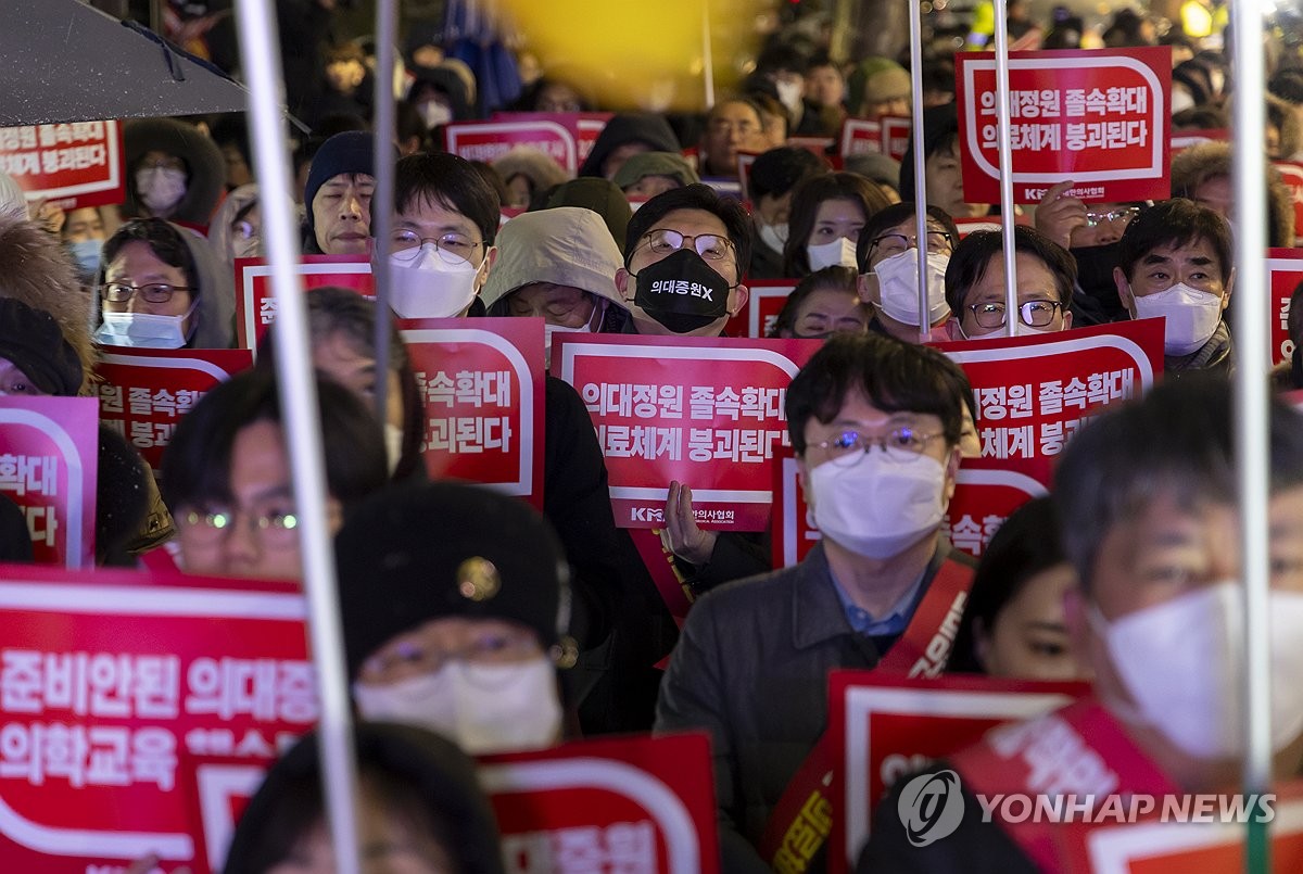 오늘 의대교수들 다시 모여 대응책 논의…'사직 결의' 임박