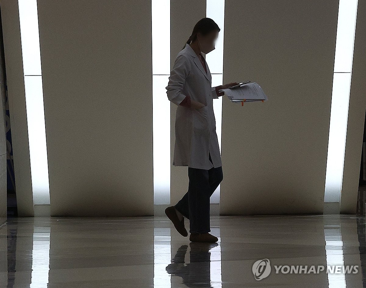 '전공의 복귀시한' 넘긴 첫날, 본격 복귀 조짐은 없어