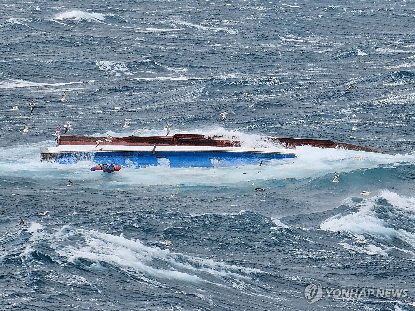 제주서 전복된 어선 선장은 어디에…이틀째 야간 수색