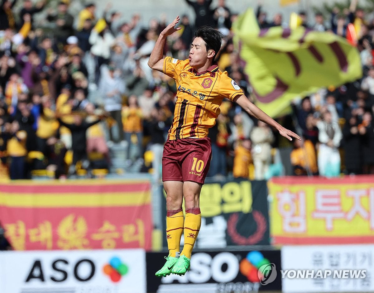 '이름값으로 축구 안한다'는 광주 이정효 감독…성장시켜 쓴다