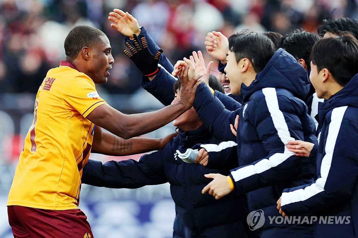 '이름값으로 축구 안한다'는 광주 이정효 감독…성장시켜 쓴다