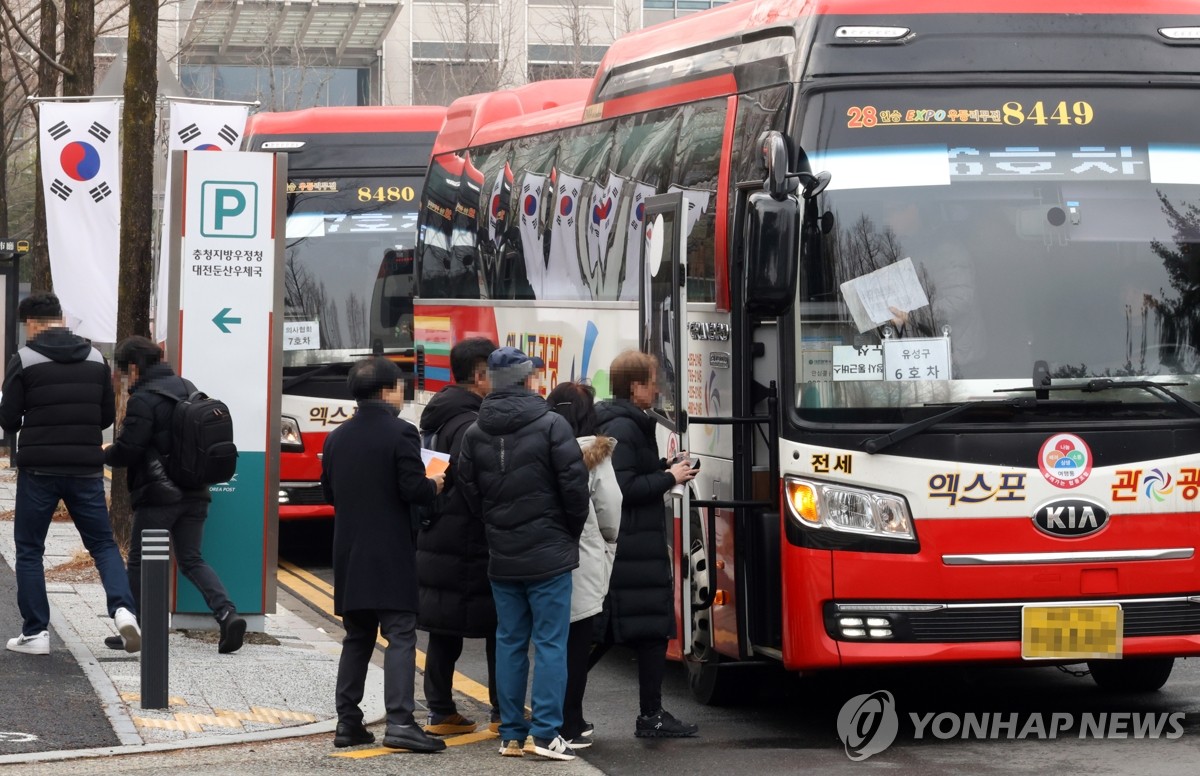 복귀없는 전공의…대전 의사·의대생 '정부 항거' 집회차 서울행