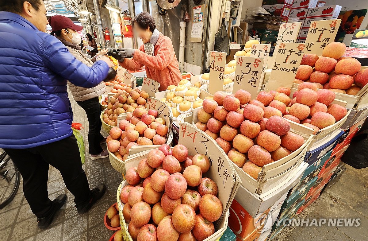 농식품부 장관 "사과 등 13개 품목 납품단가 204억원 지원"