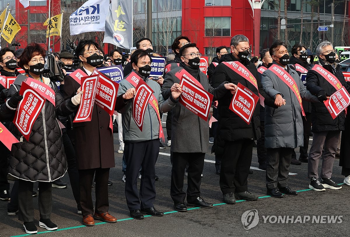 '장기전' 대비한다…응급대응체계·비대면 강화하고 간호사 활용