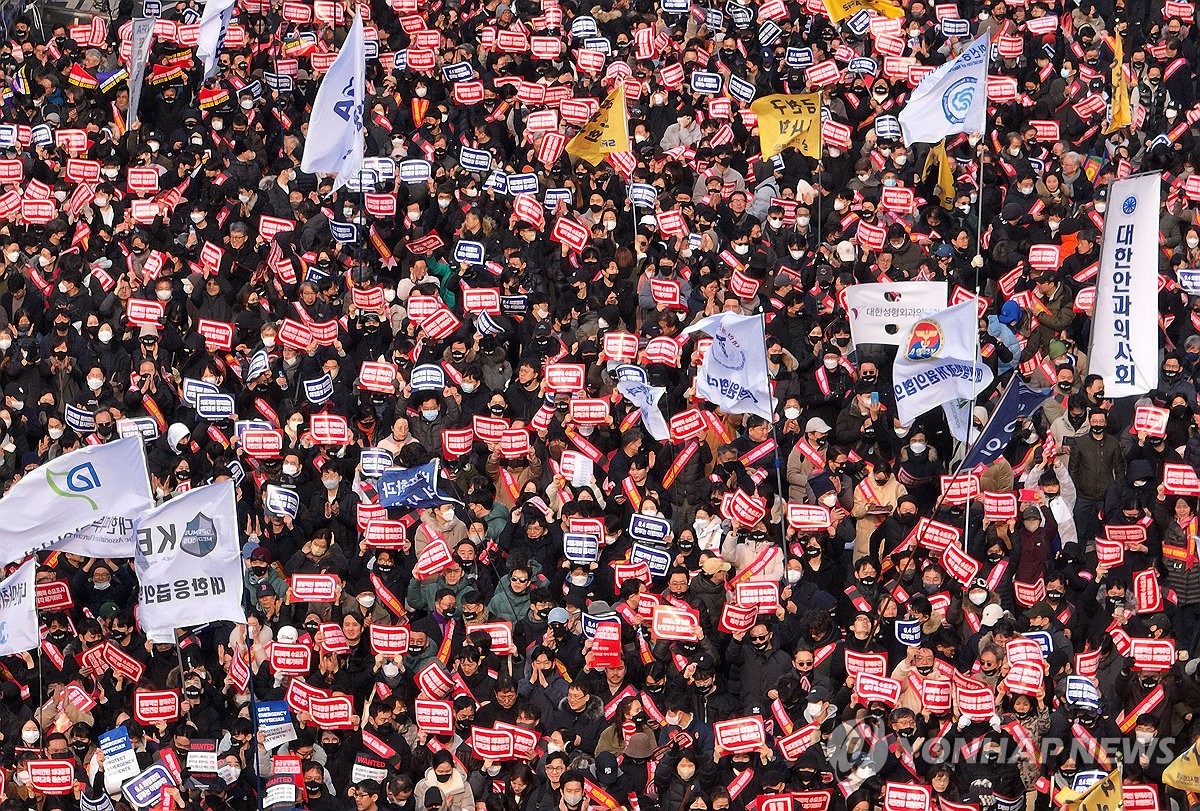 전공의 집단행동에 비대면진료 2배↑…한국만 유독 의사 보상 커