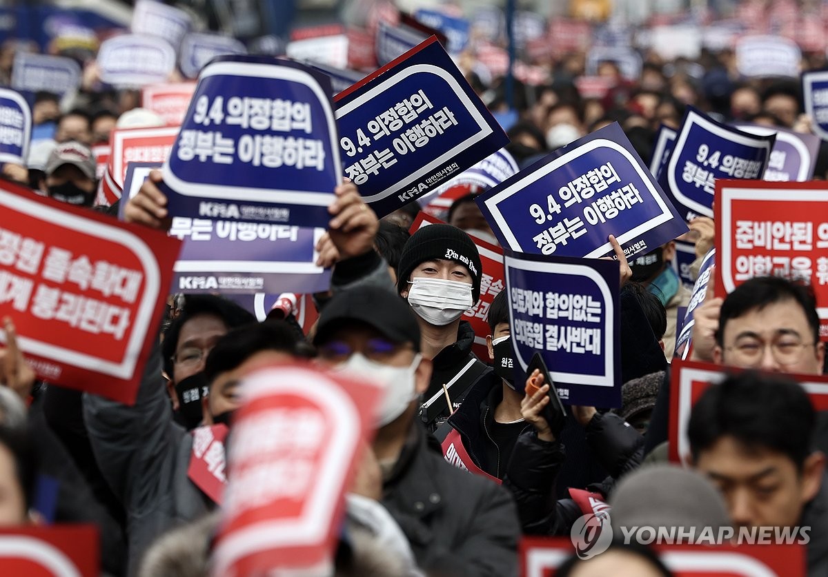 의사들 수만명 "증원 결사반대"…병원선 응급실 운영도 '파행'(종합)