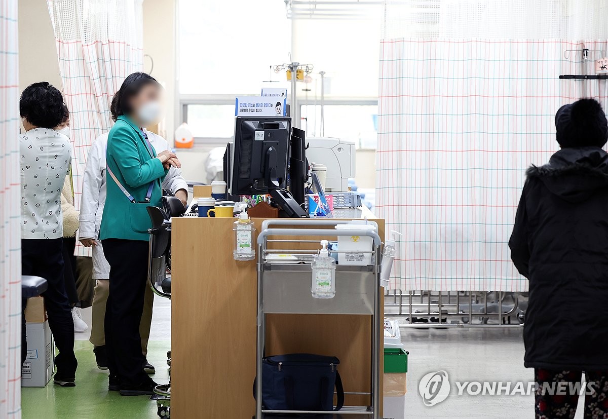 전남대병원 2개 병동 폐쇄…"의료진 필수과로 재배치"