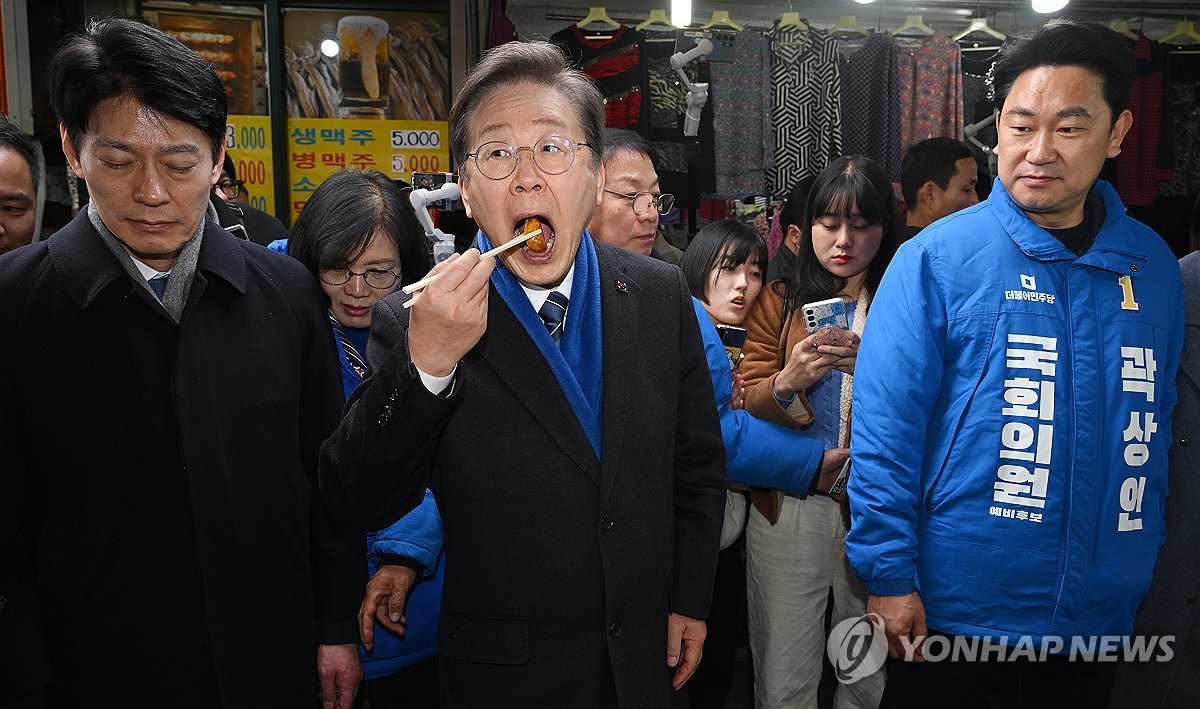 연일 전통시장 찾는 한동훈·이재명…'친서민 이미지' 경쟁