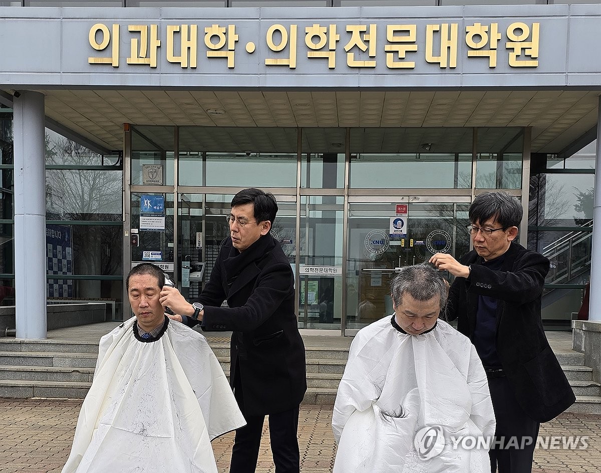 개강에도 텅빈 캠퍼스…휴학·수업거부에 의대 학사운영 '파행'