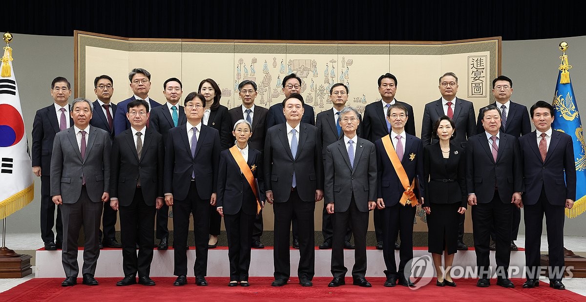 尹대통령, 엄상필·신숙희 신임 대법관에 임명장