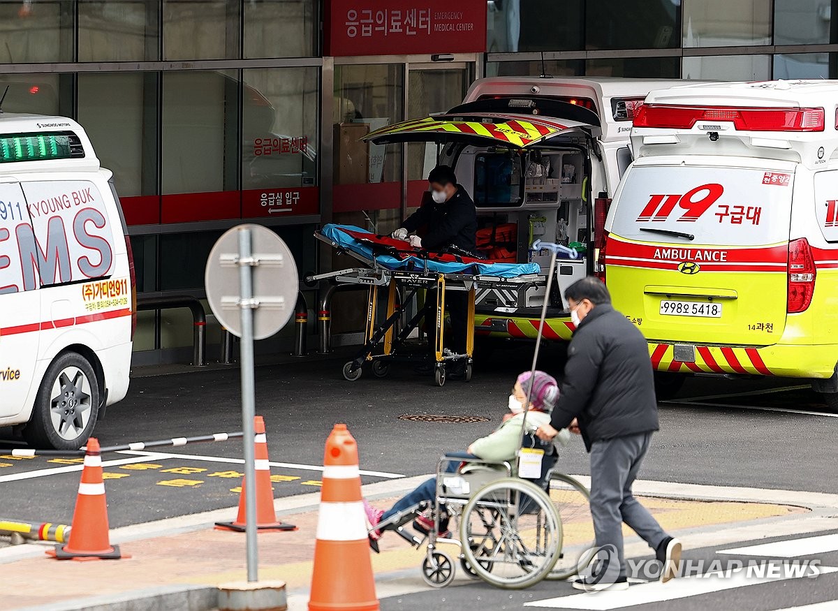 전공의 이어 교수·학생도 집단행동 움직임…환자 부담 가중(종합)