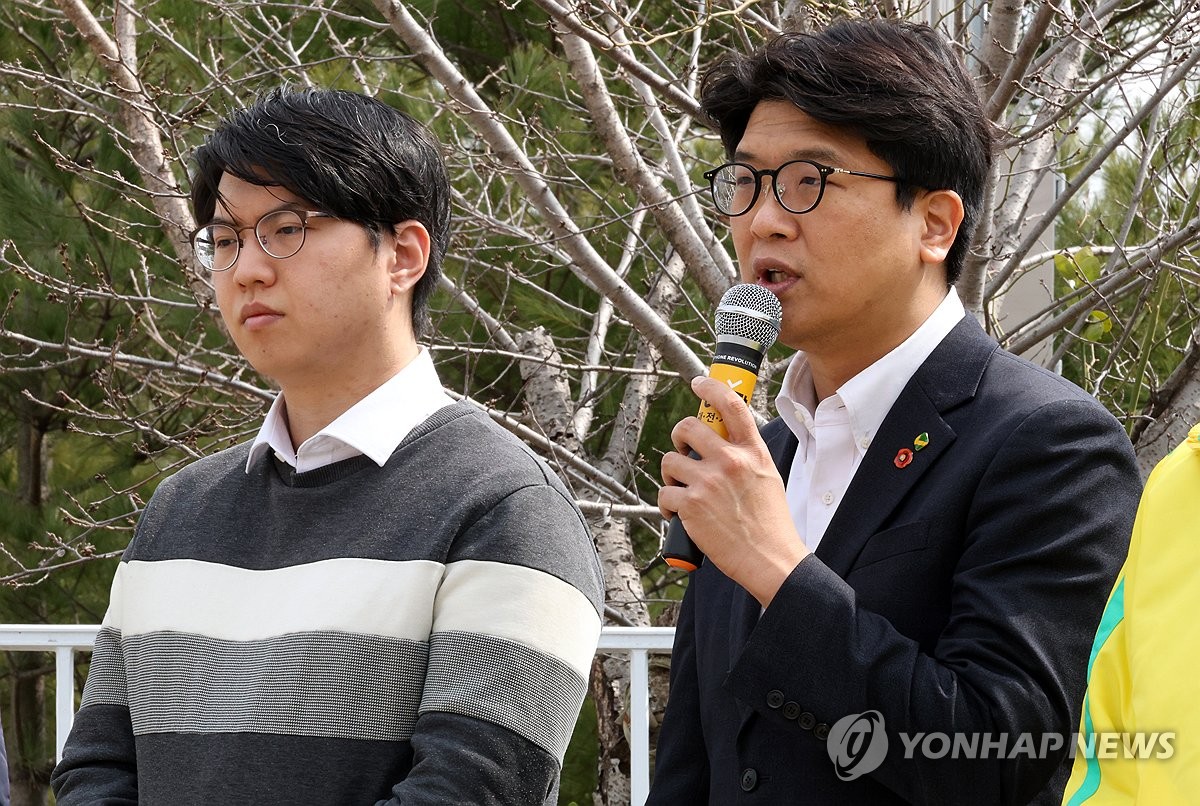 카이스트 졸업식서 쫓겨난 정당인 첫 경찰 조사…尹 사과 촉구