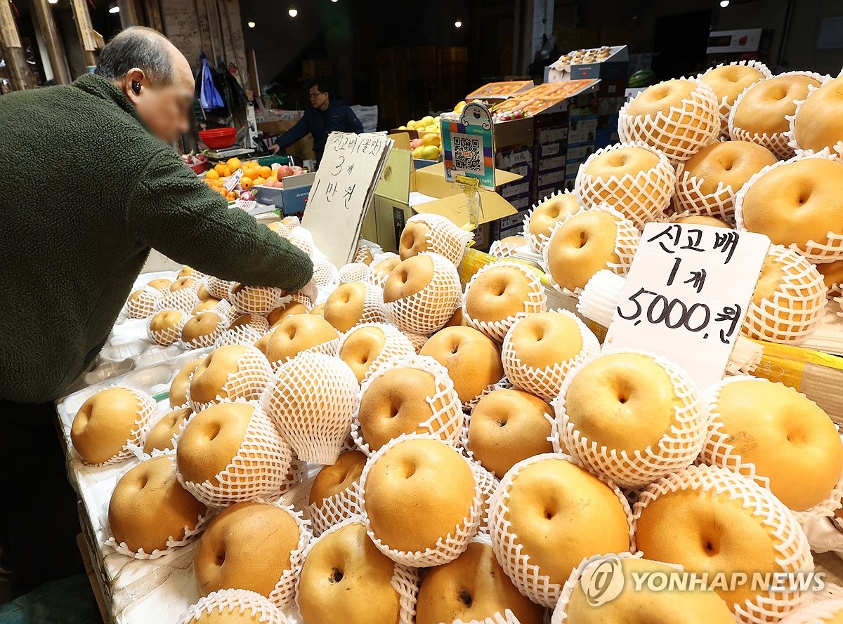 과일가게에서 사과 가격표 사라진 사연…"값 더 오를 수도"