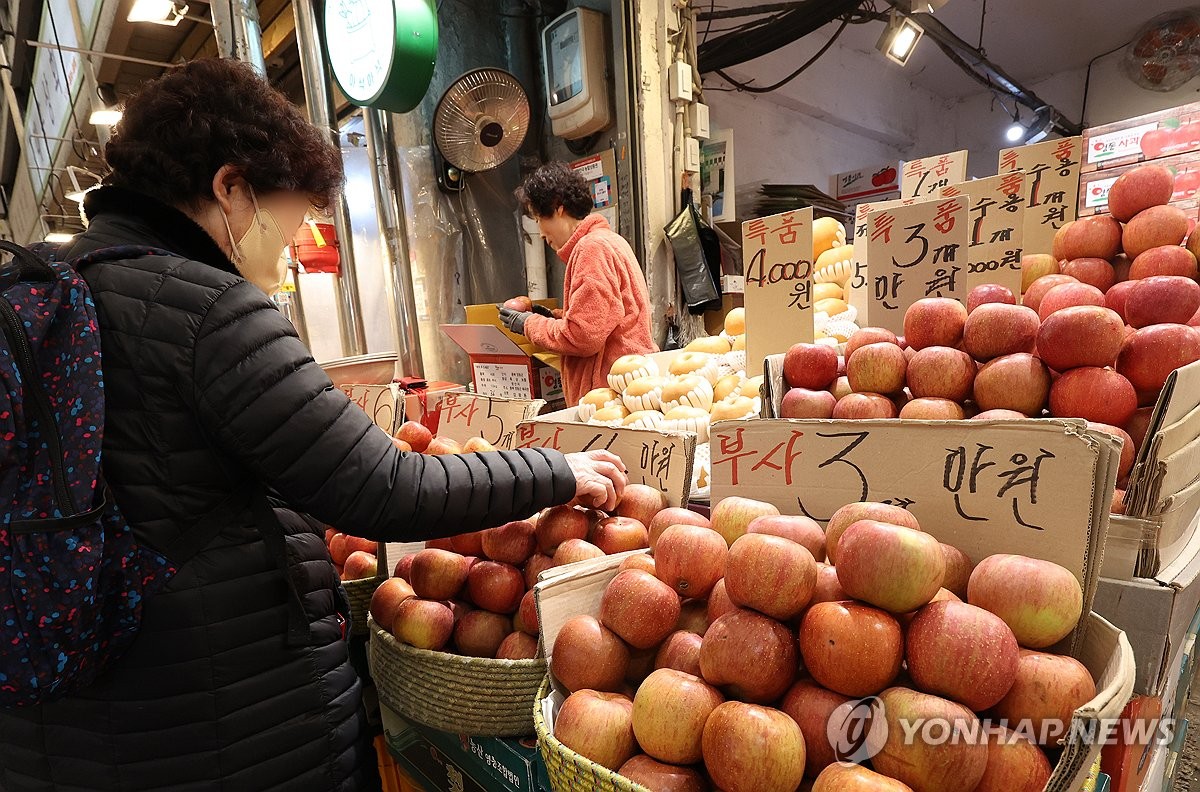 과일가게에서 사과 가격표 사라진 사연…"값 더 오를 수도"