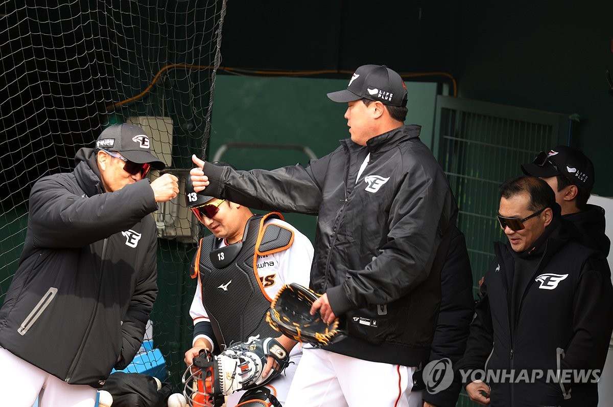 최원호 한화 감독 "류현진, 날 풀리면 구속은 더 올라갈 것"