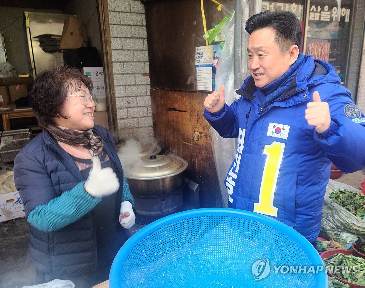 [4·10 격전지 르포] 부산 사하갑, 외나무다리서 선후배 격돌