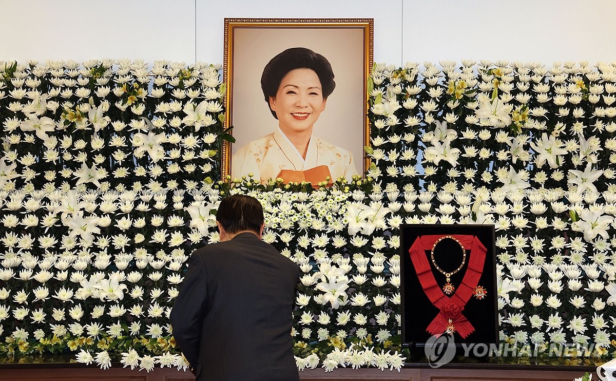 손명순 여사 빈소에 이틀째 조문 발길…이명박·반기문 등 찾아(종합)