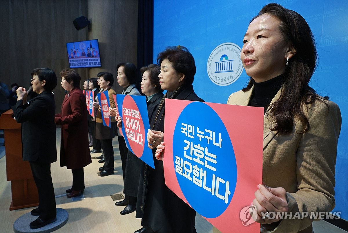 간호사 의료행위 확대 놓고 공방…의료현장선 "사고날라" 걱정도