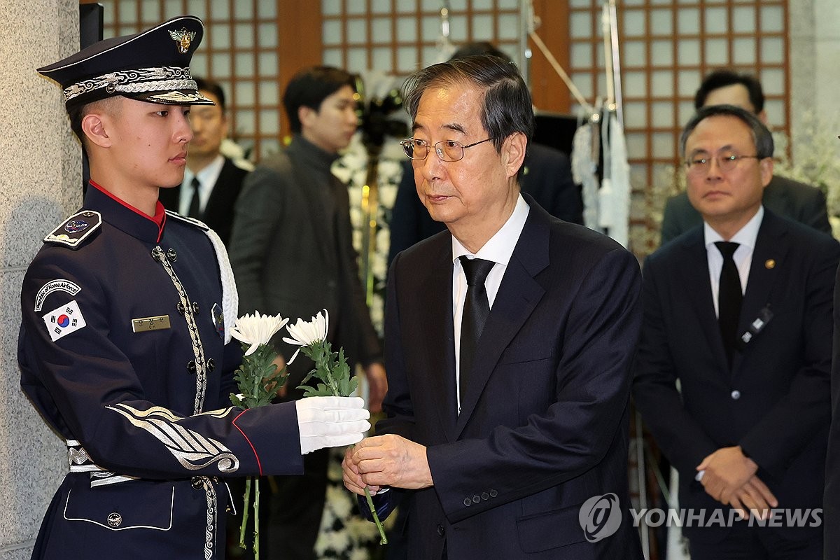 한총리 "YS 과감한 개혁 뒤에 손명순 여사가 큰 힘"