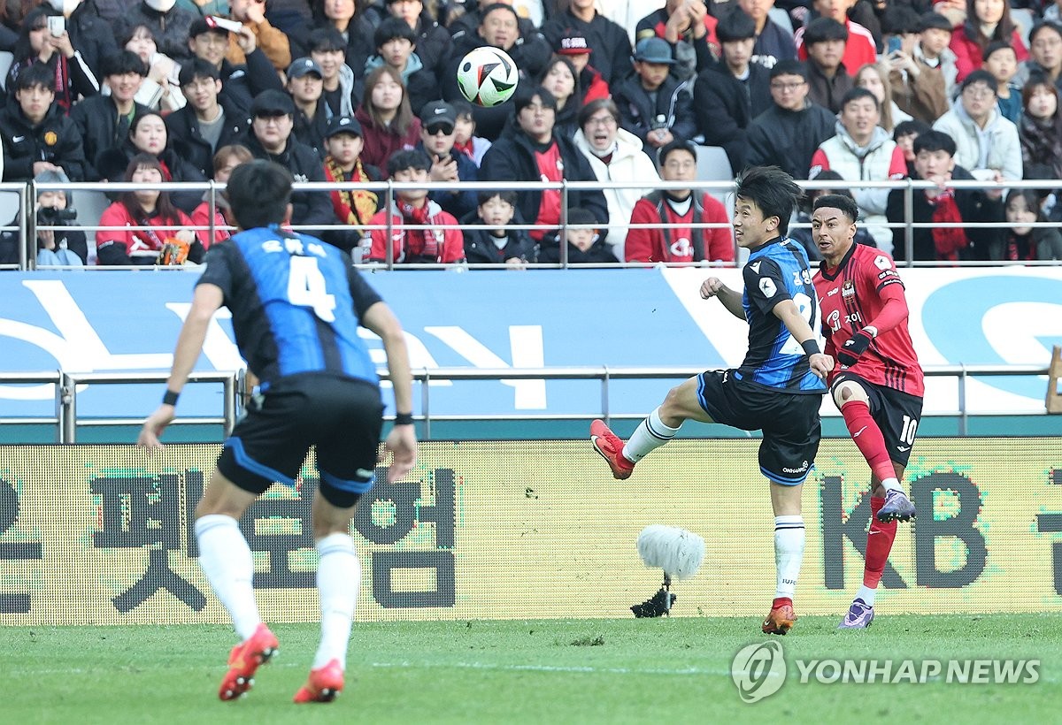 '5만 관중 신기록' 서울, 인천과 0-0 무승부…솟구친 린가드 슛