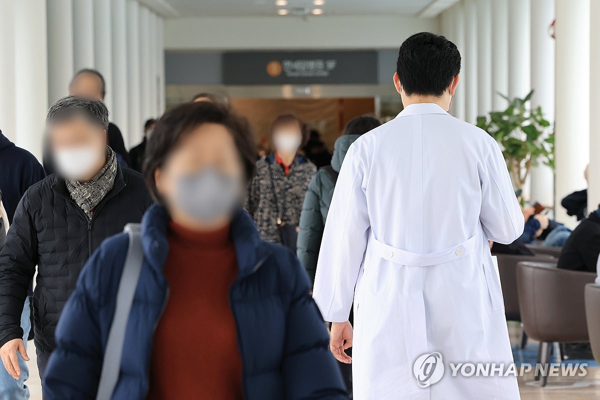 정부는 군의관 현장투입 늘린다는데…의대생들은 "현역입대할래"